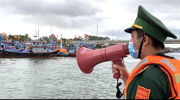 Đồn Biên phòng Bình Thạnh, BĐBP Quảng Ngãi hướng dẫn tàu thuyền tránh trú bão số 5. Ảnh: Văn Tánh Đồn Biên phòng Bình Thạnh, BĐBP Quảng Ngãi hướng dẫn tàu thuyền tránh trú bão số 5. Ảnh: Văn Tánh