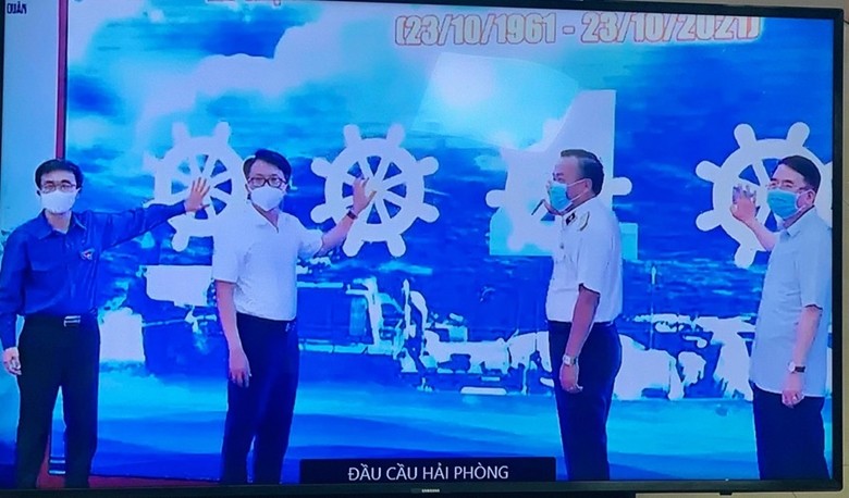 Các đại biểu thực hiện nghi thức phát động các hoạt động kỷ niệm 60 năm ngày mở đường Hồ Chí Minh trên biển tại điểm cầu Hải Phòng. Các đại biểu thực hiện nghi thức phát động các hoạt động kỷ niệm 60 năm ngày mở đường Hồ Chí Minh trên biển tại điểm cầu Hải Phòng.