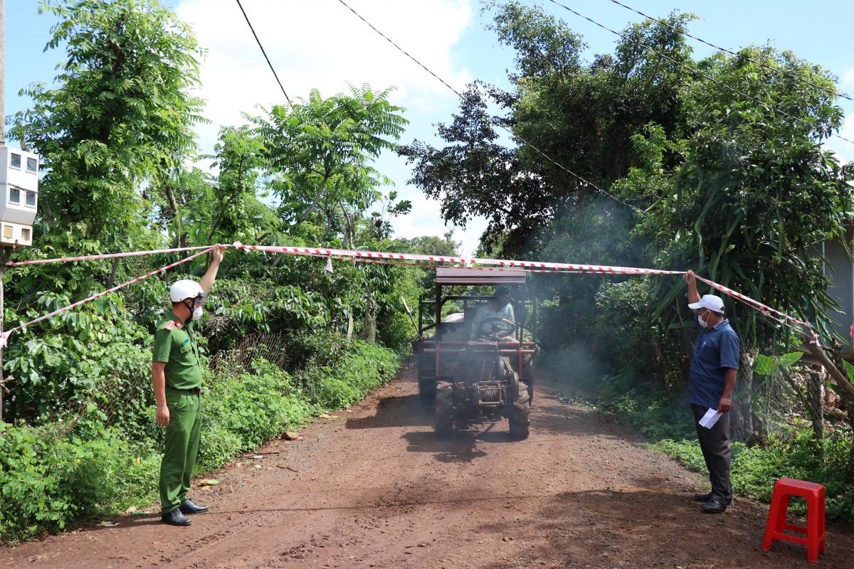 Ngay sau khi buôn Kwăng A ghi nhận chuỗi ca bệnh, buôn Gram A2, xã Cư Bao (thị xã Buôn Hồ) đã lập chốt kiểm soát người ra, vào để bảo vệ 'vùng xanh' Ngay sau khi buôn Kwăng A ghi nhận chuỗi ca bệnh, buôn Gram A2, xã Cư Bao (thị xã Buôn Hồ) đã lập chốt kiểm soát người ra, vào để bảo vệ 'vùng xanh'