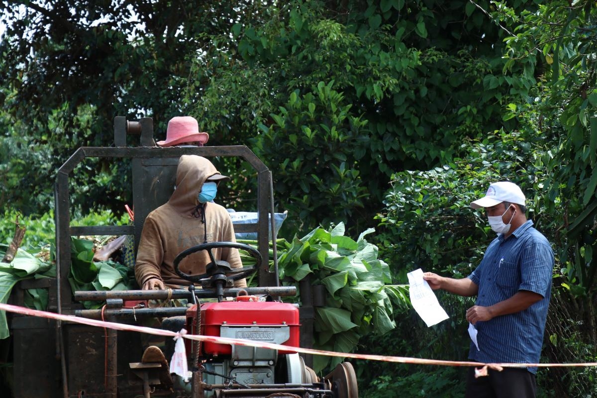 Ông Y Tôn Niê, Ban công tác Mặt trận buôn Gram A2, xã Cư Bao (thị xã Buôn Hồ) kiểm tra người ra vào buôn kết hợp tuyên truyền về công tác phòng, chống dịch cho người dân Ông Y Tôn Niê, Ban công tác Mặt trận buôn Gram A2, xã Cư Bao (thị xã Buôn Hồ) kiểm tra người ra vào buôn kết hợp tuyên truyền về công tác phòng, chống dịch cho người dân