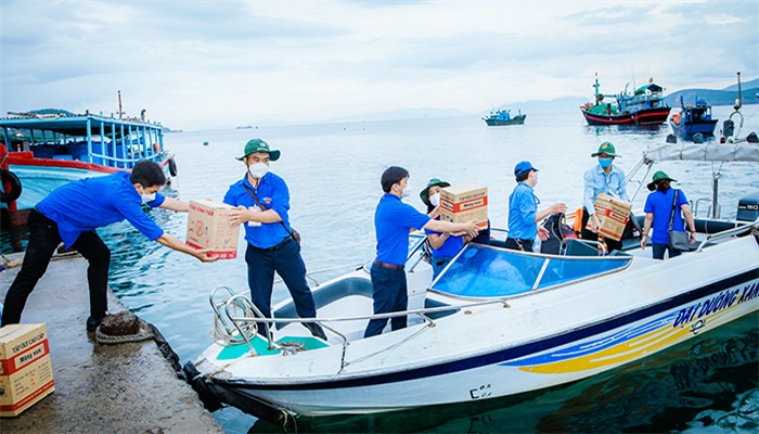 Các phần quà được vận chuyển ra đảo Vũng Ngán Các phần quà được vận chuyển ra đảo Vũng Ngán
