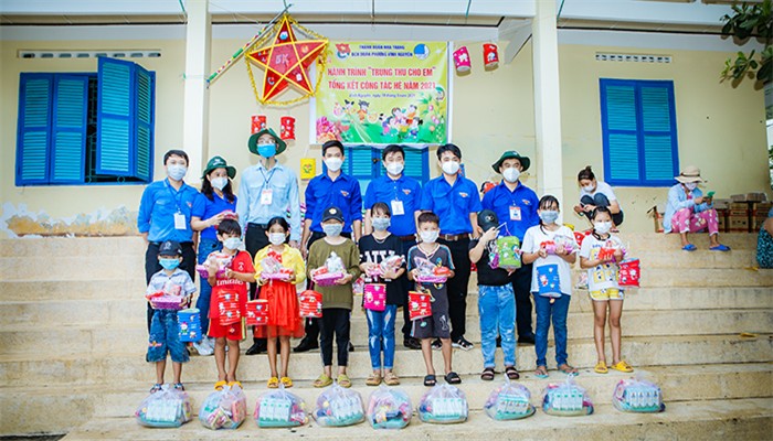 Trao các phần quà và học bổng cho các em có hoàn cảnh khó khăn trên đảo Trao các phần quà và học bổng cho các em có hoàn cảnh khó khăn trên đảo