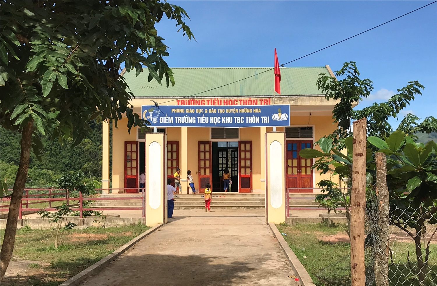 Điểm trường Tiểu học thôn Tri được đầu tư xây dựng tạo thuận lợi cho con em đi học Điểm trường Tiểu học thôn Tri được đầu tư xây dựng tạo thuận lợi cho con em đi học