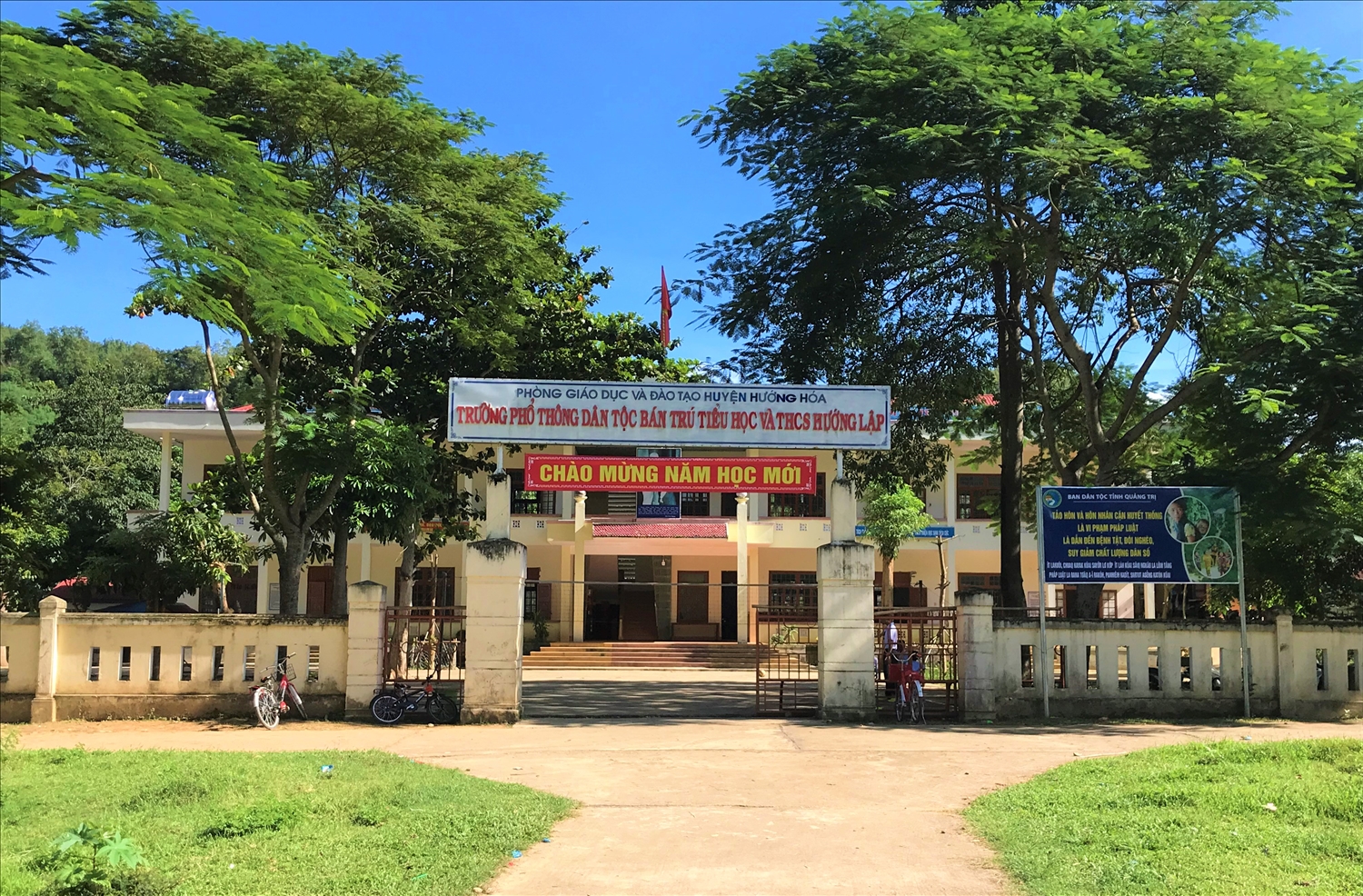 Trường PTDTBT Tiểu học và THCS xã Hướng Lập được xây dựng kiên cố khang trang Trường PTDTBT Tiểu học và THCS xã Hướng Lập được xây dựng kiên cố khang trang