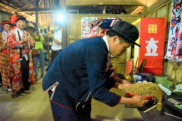 Trong nhiều nghi lễ của người Dao ở Hà Giang có nghi thức dâng lúa lên bàn thờ Trong nhiều nghi lễ của người Dao ở Hà Giang có nghi thức dâng lúa lên bàn thờ