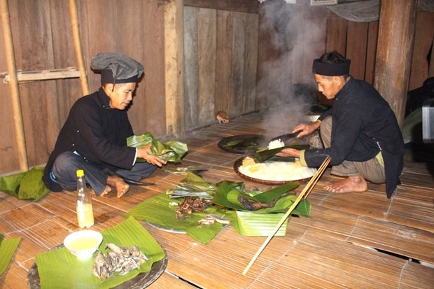 Thầy cúng cúng lúa mới cho gia đình ông Vương Văn Phô, thôn Lùng Vi, xã Nà Khương, huyện Quang Bình. (Nguồn: baohagiang) Thầy cúng hướng dẫn gia chủ chuẩn bị các lễ vật để làm Lễ cúng mừng lúa mới cho gia đình ông Vương Văn Phô, thôn Lùng Vi, xã Nà Khương, huyện Quang Bình. (Nguồn: baohagiang)
