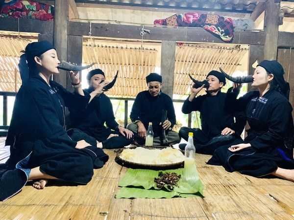 Sau khi cúng xong, các thành viên trong gia đình mời khách rượu hoẵng ngọt trong sừng trâu. (Nguồn: baohagiang) Sau khi cúng xong, các thành viên trong gia đình mời khách rượu hoẵng ngọt trong sừng trâu. (Nguồn: baohagiang)