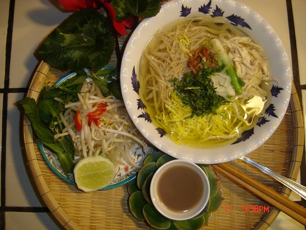 Bún thang là thứ bún có cách thức chế biến đòi hỏi sự tỉ mỉ, cẩn thận, kỳ công với hơn 20 nguyên liệu