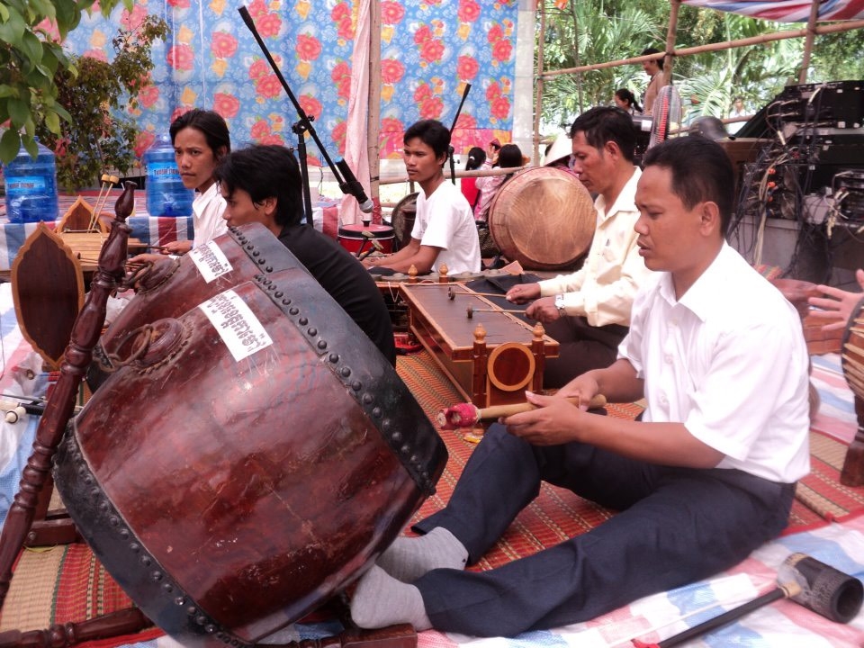 Các nghệ nhân biểu diễn nhạc trước khuôn viên chùa Các nghệ nhân biểu diễn nhạc trước khuôn viên chùa