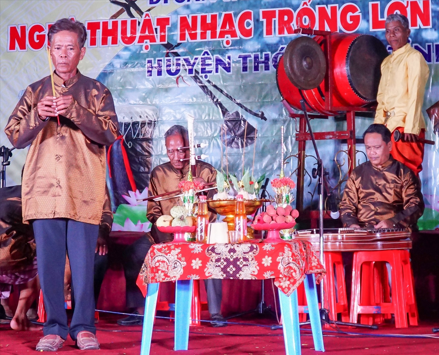 Đồng bào Khmer Cà Mau vui mừng khi đón nhận bằng công nhận Di sản phi vật thể cấp quốc gia Đồng bào Khmer Cà Mau vui mừng khi đón nhận Bằng công nhận “Nghệ thuật nhạc trống lớn của dân tộc Khmer huyện Thới Bình” Di sản văn hóa phi vật thể cấp quốc gia