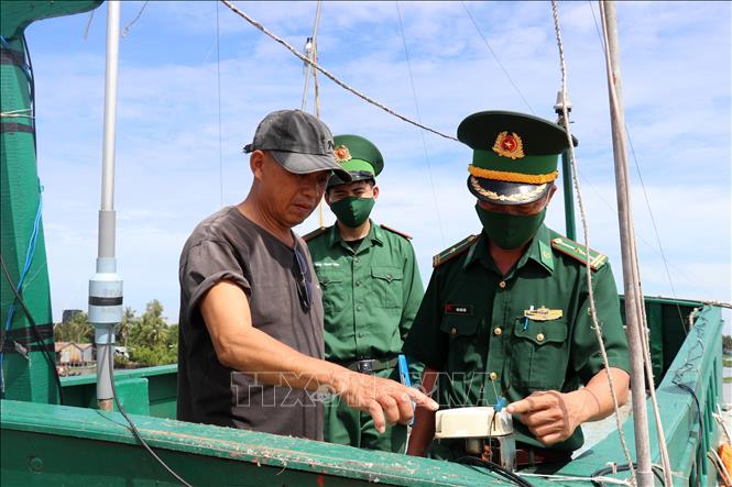Kiên Giang cơ bản hoàn thành lắp đặt thiết bị giám sát hành trình tàu cá cho ngư dân Chú thích ảnh