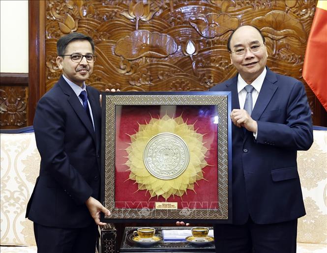 Chủ tịch nước Nguyễn Xuân Phúc tiếp Đại sứ Ấn Độ Pranay Verma đến chào từ biệt Chú thích ảnh