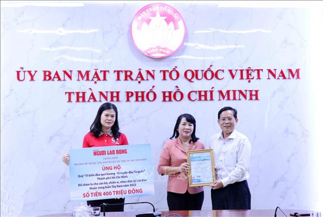 Tiếp nhận hơn 5,2 tỷ đồng ủng hộ cán bộ, chiến sỹ và nhân dân các đảo vùng biển Tây Nam Chú thích ảnh