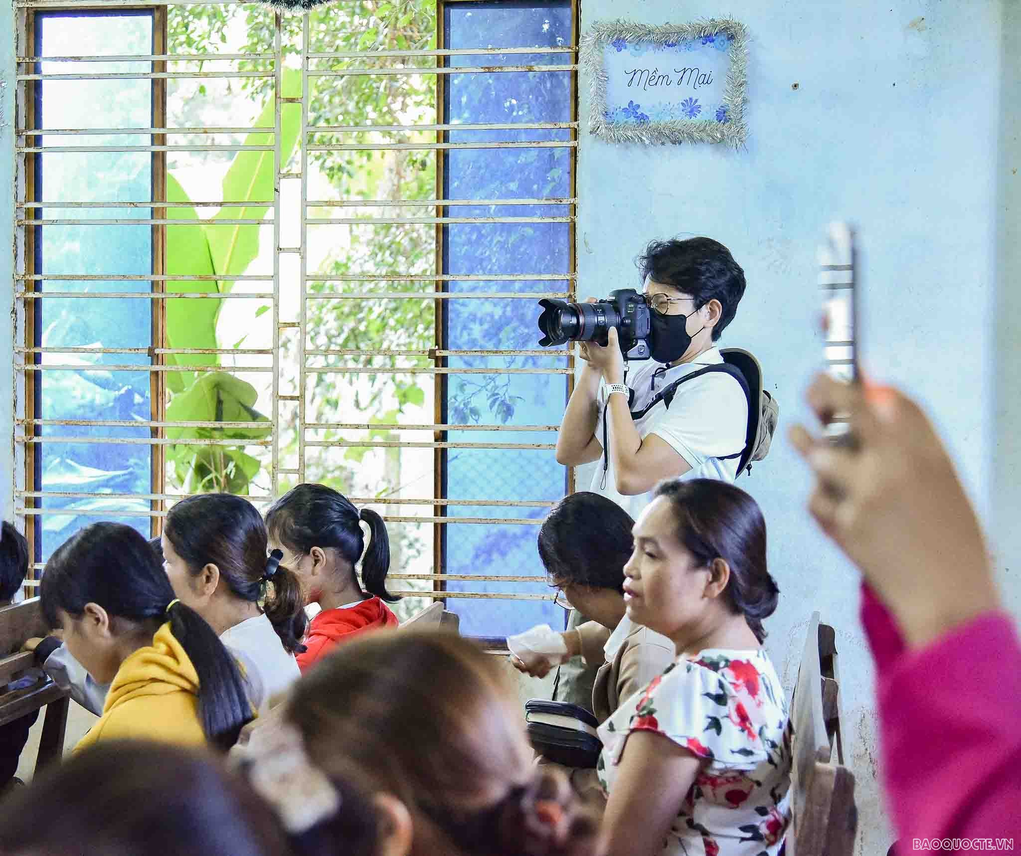 Đo&agrave;n ph&oacute;ng vi&ecirc;n nước ngo&agrave;i thăm nơi gi&aacute;o d&acirc;n Đắk Lắk sinh hoạt t&ocirc;n gi&aacute;o