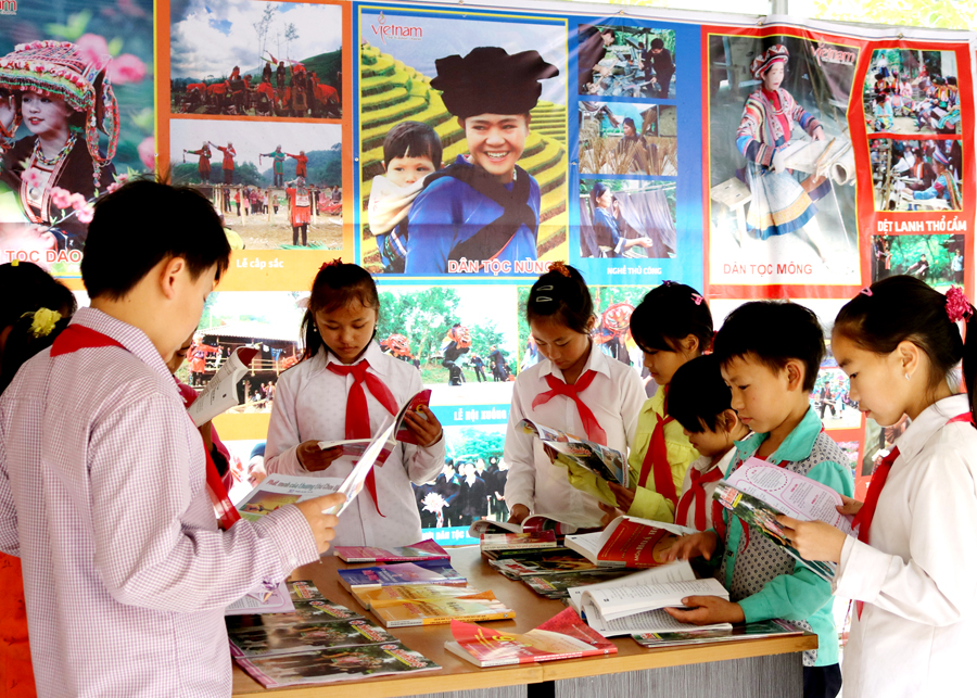 Cách mạng văn hóa trên mảnh đất biên cương Học sinh tìm hiểu văn hóa truyền thống các dân tộc trên địa bàn tỉnh. Ảnh: LÊ HẢI
