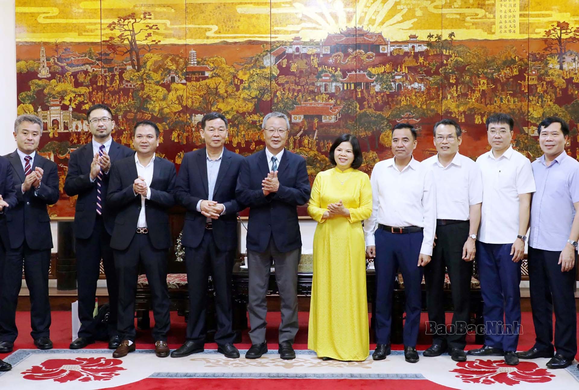 Chủ tịch UBND tỉnh Nguyễn Hương Giang và ông Oshita Hajime, Chủ tịch Tập đoàn JFE Engineering Corporation (Nhật Bản), chủ đầu tư Nhà máy xử lý chất thải rắn sinh hoạt công nghệ cao phát năng lượng tại huyện Thuận Thành. (Nguồn: Báo Bắc Ninh) Chủ tịch UBND tỉnh Nguyễn Hương Giang và ông Oshita Hajime, Chủ tịch Tập đoàn JFE Engineering Corporation (Nhật Bản), chủ đầu tư Nhà máy xử lý chất thải rắn sinh hoạt công nghệ cao phát năng lượng tại huyện Thuận Thành. (Nguồn: Báo Bắc Ninh)