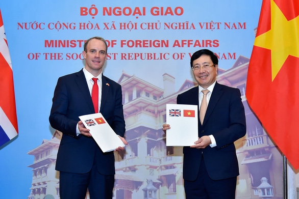 Ngoại trưởng Anh Dominic Raab (trái) và Phó thủ tướng, Bộ trưởng Bộ Ngoại giao Phạm Bình Minh ngày 30-9 - Ảnh: BNG 2925 hoi dam hai ben ra tuyen bo chung ve quan he doi tac chien luoc viet nam vuong quoc anh dinh huong phat trien trong 10 nam toi 16014650997481827253263