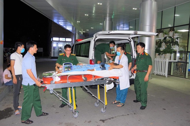 Ngư dân được đưa về đến Bệnh viện Quân y 175 ẢNH: BVCC 1836 ng dan
