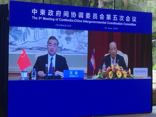 Phó thủ tướng Campuchia Hor Namhong trong một cuộc họp trực tuyến với ông Vương Nghị, Ngoại trưởng Trung Quốc, vào tháng 7 vừa qua. CGTV Phó thủ tướng Campuchia Hor Namhong trong một cuộc họp trực tuyến với ông Vương Nghị, Ngoại trưởng Trung Quốc, vào tháng 7 vừa qua. CGTV