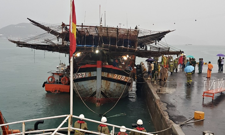 Tàu cá cùng 39 thuyền viên được đưa về bờ an toàn. Tàu cá cùng 39 thuyền viên được đưa về bờ an toàn.