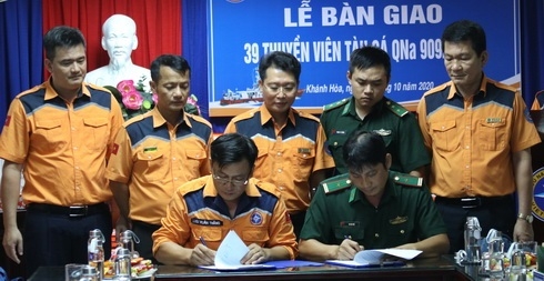 Trung tâm MRCC Việt Nam ký bàn giao 39 thuyền viên cho cơ quan chức năng. Trung tâm MRCC Việt Nam ký bàn giao 39 thuyền viên cho cơ quan chức năng.