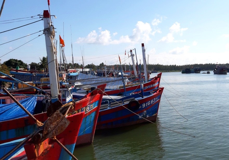 Ngư dân khu vực phía nam của tỉnh bố trí tàu cá trong khu neo đậu tàu cá An Hòa. Ảnh: VIỆT NGUYỄN Ngư dân khu vực phía nam của tỉnh bố trí tàu cá trong khu neo đậu tàu cá An Hòa. Ảnh: VIỆT NGUYỄN