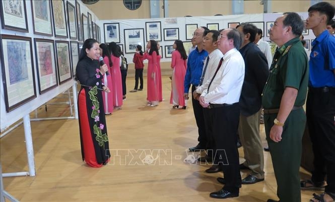 Các đại biểu, du khách nghe thuyết minh về các tư liệu về Hoàng Sa, Trường Sa. Các đại biểu, du khách nghe thuyết minh về các tư liệu về Hoàng Sa, Trường Sa.