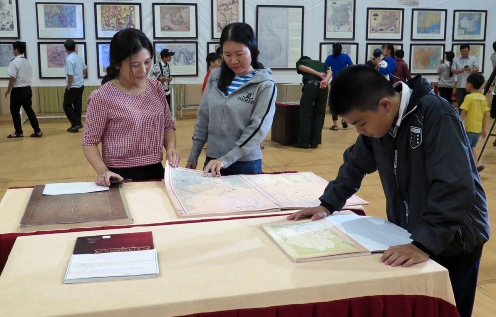 Người dân tham quan triển lãm. (Ảnh: Xuân Triệu/TTXVN) Người dân tham quan triển lãm. (Ảnh: Xuân Triệu/TTXVN)