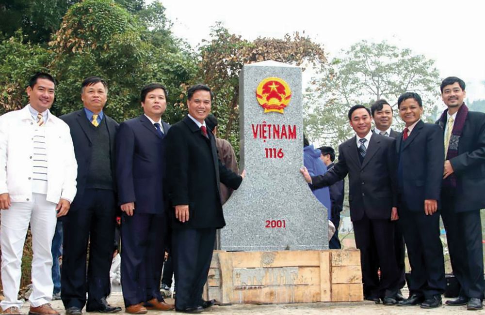 Thứ trưởng Bộ Ngoại giao Vũ Dũng, Chủ nhiệm Ủy ban Biên giới quốc gia tham dự lễ cắm cột mốc 116, một trong những cột mốc cuối cùng trên tuyến biên giới Việt-Trung, tháng 12/2008. (Ông Nguyễn Hồng Thao thứ hai từ phải). Đàm phán biên giới Việt Nam-Trung Quốc: Chuyện kể của người trong cuộc (Kỳ 1)