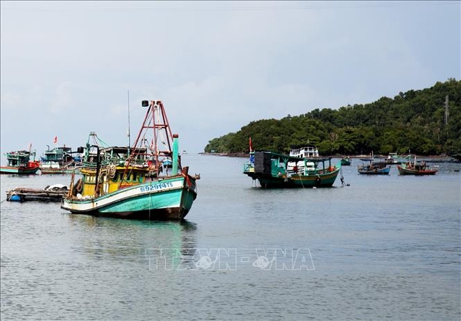 Tàu cá trên vùng biển thành phố Hà Tiên. Ảnh: Hồng Đạt/TTXVN Tàu cá trên vùng biển thành phố Hà Tiên. Ảnh: Hồng Đạt/TTXVN
