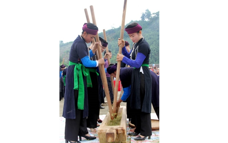Lễ giã cốm làm cơm mới của người Tày khao huyện Văn Yên. Lễ giã cốm làm cơm mới của người Tày khao huyện Văn Yên.