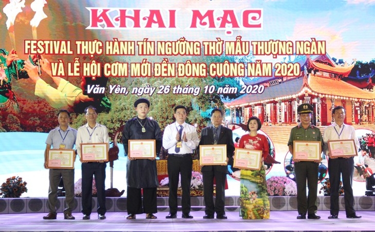 Ban Tổ chức tặng Giấy khen của Chủ tịch UBND huyện Văn Yên cho các tập thể, cá nhân có nhiều đóng góp cho công tác chuẩn bị và tổ chức Lễ hội. - Ảnh: yenbai.com.vn Ban Tổ chức tặng Giấy khen của Chủ tịch UBND huyện Văn Yên cho các tập thể, cá nhân có nhiều đóng góp cho công tác chuẩn bị và tổ chức Lễ hội. - Ảnh: yenbai.com.vn