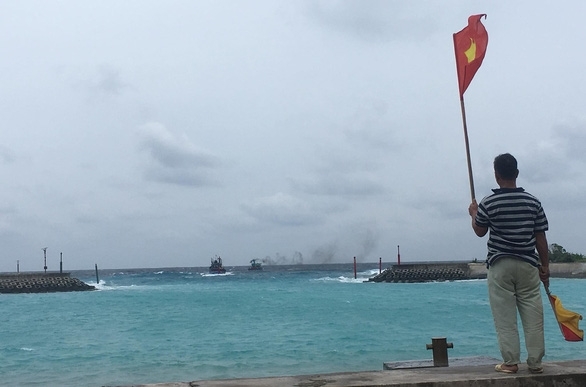 Hướng dẫn tàu cá của ngư dân vào âu tàu tránh bão. Ảnh: Công Viễn Hướng dẫn tàu cá của ngư dân vào âu tàu tránh bão. Ảnh: Công Viễn
