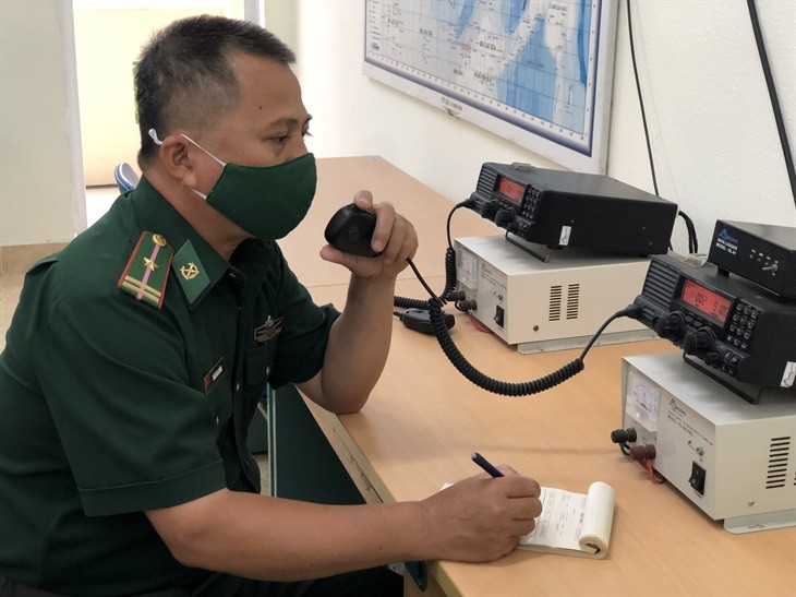 Đài canh thông tin của Đồn Biên phòng Phú Lộc duy trì liên lạc với các phương tiện đang hoạt động trên biển. Ảnh: Trúc Hà Đài canh thông tin của Đồn Biên phòng Phú Lộc duy trì liên lạc với các phương tiện đang hoạt động trên biển. Ảnh: Trúc Hà