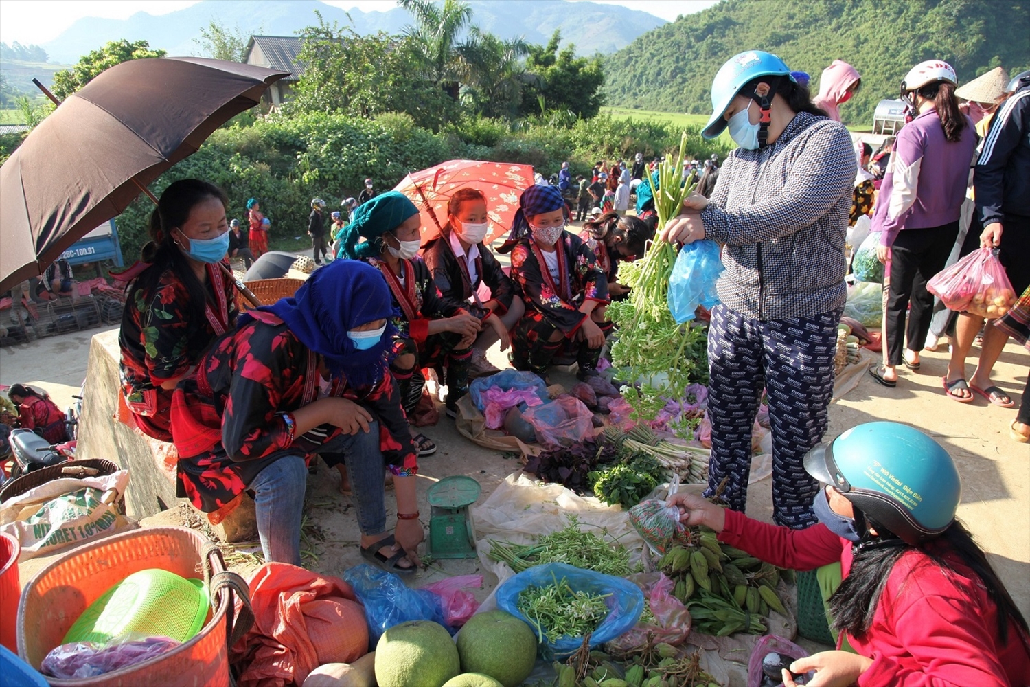 Rực rỡ sắc màu chợ phiên thị trấn Tủa Chùa 4