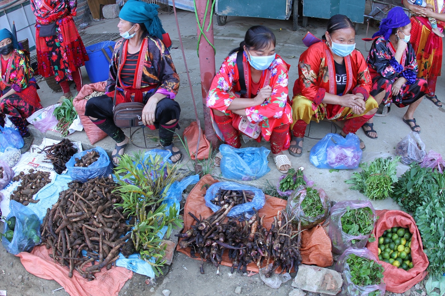 Rực rỡ sắc màu chợ phiên thị trấn Tủa Chùa 1