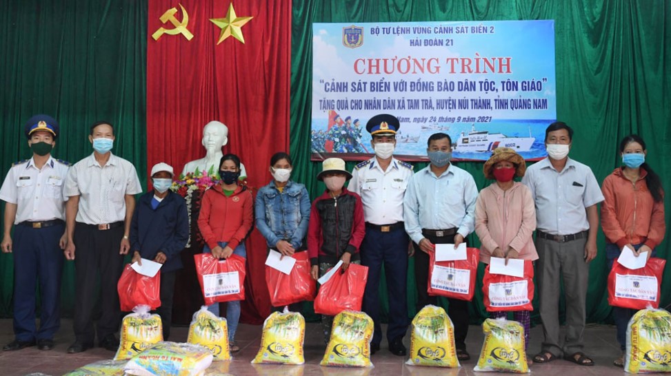 Cảnh sát biển đồng hành cùng đồng bào dân tộc tôn giáo Chú thích ảnh