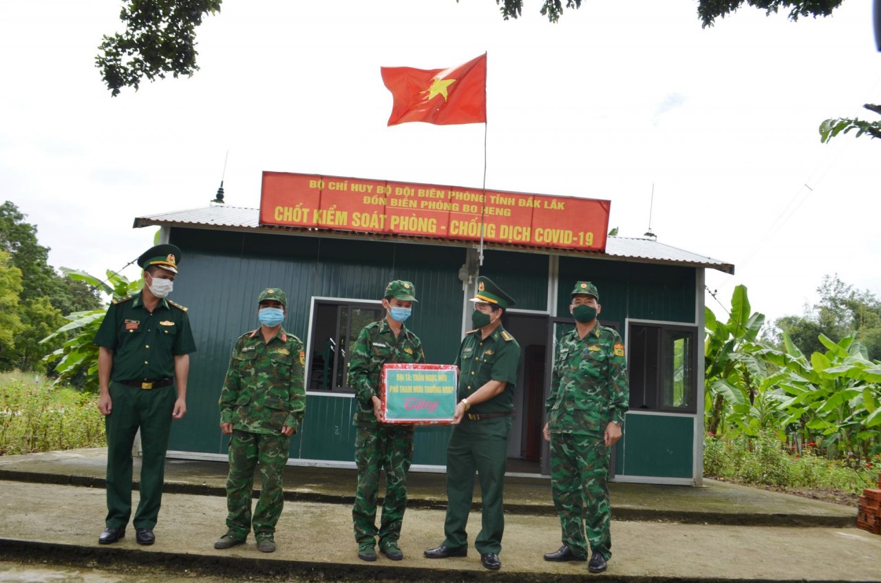 Đoàn công tác thăm, tặng quà cán bộ, chiến sĩ Chốt kiểm soát phòng chống dịch Đồn Biên phòng Bo Heng. Đoàn công tác thăm, tặng quà cán bộ, chiến sĩ Chốt kiểm soát phòng chống dịch Đồn Biên phòng Bo Heng.