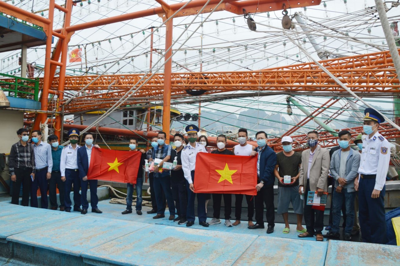 Cảnh sát biển tặng cờ Tổ quốc, sổ tay tuyên truyền, khẩu trang, nước sát khuẩn cho bà con ngư dân Quảng Ninh. Cảnh sát biển tặng cờ Tổ quốc, sổ tay tuyên truyền, khẩu trang, nước sát khuẩn cho bà con ngư dân Quảng Ninh.