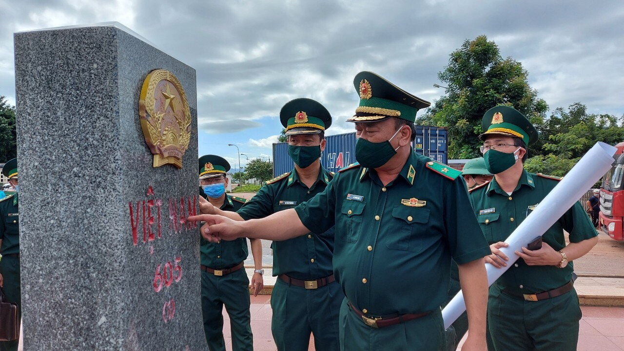 Phó Tư lệnh, Tham mưu trưởng BĐBP, Thiếu tướng Lê Quang Đạo kiểm tra mốc 605-Ảnh: Mạnh Hùng Phó Tư lệnh, Tham mưu trưởng BĐBP, Thiếu tướng Lê Quang Đạo kiểm tra mốc 605-Ảnh: Mạnh Hùng