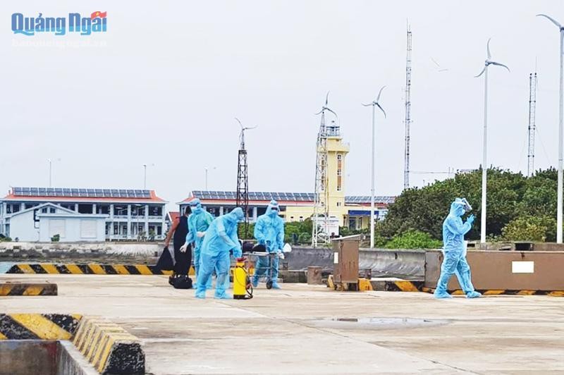 Ngư dân Mai Văn Lý được bác sĩ Trung tâm Y tế thị trấn Trường Sa đưa lên âu tàu cứu chữa. Ảnh: CTV Ngư dân Mai Văn Lý được bác sĩ Trung tâm Y tế thị trấn Trường Sa đưa lên âu tàu cứu chữa. Ảnh: CTV