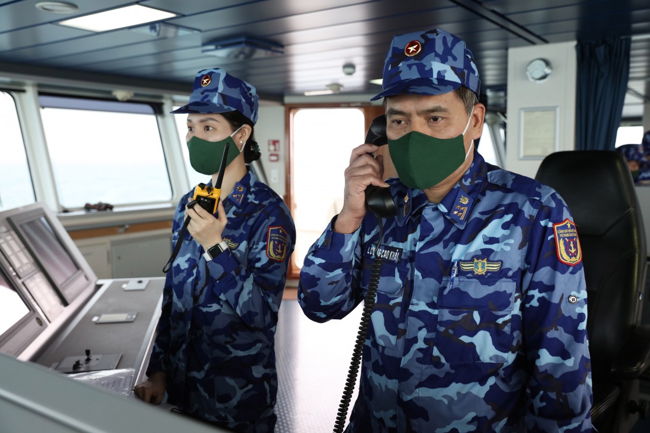 Đại tá Lương Cao Khải, Phó Tư lệnh Vùng Cảnh sát biển 1 hội đàm với ông Lưu Thiêm Vinh, Phó Cục trưởng Phân Cục Nam Hải, Cảnh sát biển Trung Quốc. Đại tá Lương Cao Khải, Phó Tư lệnh Vùng Cảnh sát biển 1 hội đàm với ông Lưu Thiêm Vinh, Phó Cục trưởng Phân Cục Nam Hải, Cảnh sát biển Trung Quốc.