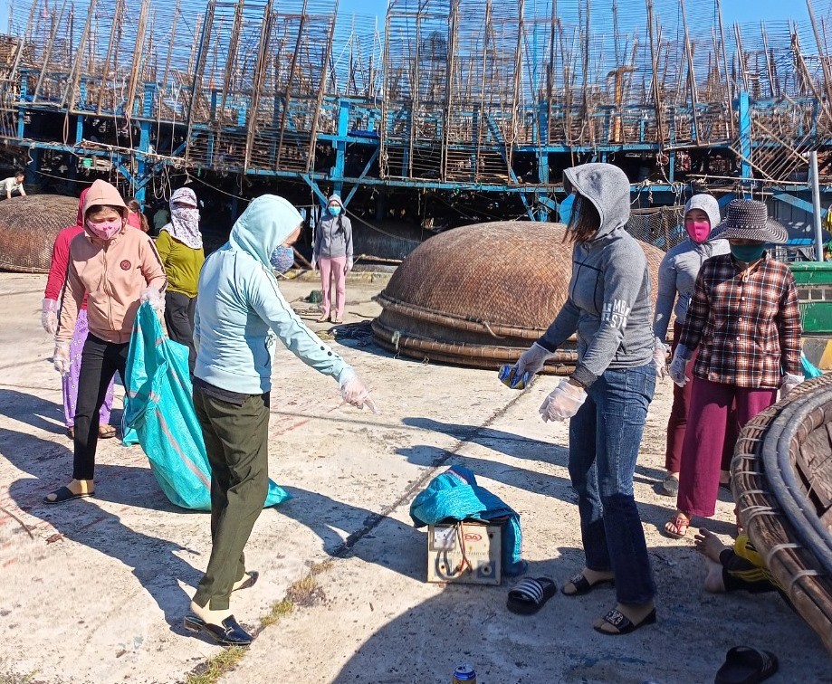 Thu gom rác thải tại cảng cá An Hòa. Ảnh: VĂN PHIN Thu gom rác thải tại cảng cá An Hòa. Ảnh: VĂN PHIN
