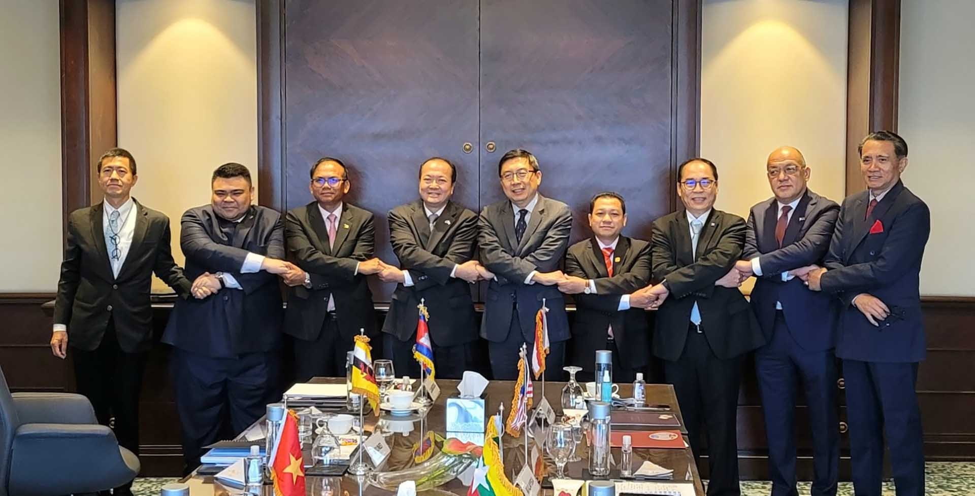 Cuộc họp đã thông qua một số chương trình nghị sự của Ủy ban dự kiến triển khai trong thời gian tới.