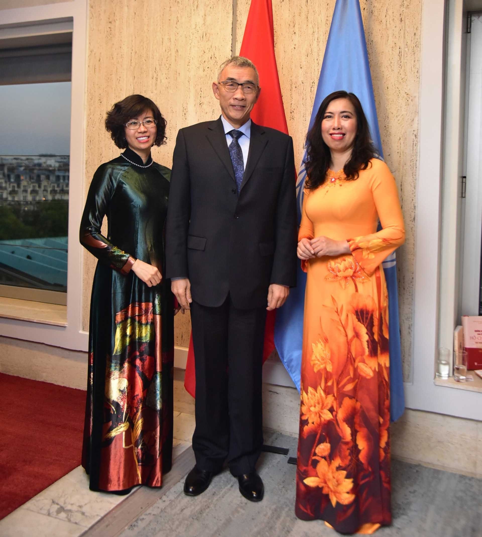 Bà Lê Thị Thu Hằng, Trợ lý Bộ trưởng Ngoại giao và Đại sứ Việt Nam tại UNESCO Lê Thị Hồng Vân và Phó Tổng Giám đốc UNESCO Xing Qu. Bà Lê Thị Thu Hằng, Trợ lý Bộ trưởng Ngoại giao và Đại sứ Việt Nam tại UNESCO Lê Thị Hồng Vân và Phó Tổng Giám đốc UNESCO Xing Qu.