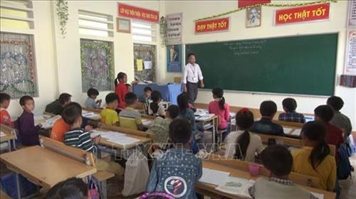 Trường Phổ thông dân tộc bán trú Tiểu học Thượng Phùng, xã Thượng Phùng, huyện Mèo Vạc (Hà Giang) được sửa chữa khang trang. Ảnh: Nguyễn Chiến – TTXVN Trường Phổ thông dân tộc bán trú Tiểu học Thượng Phùng, xã Thượng Phùng, huyện Mèo Vạc (Hà Giang) được sửa chữa khang trang. Ảnh: Nguyễn Chiến – TTXVN