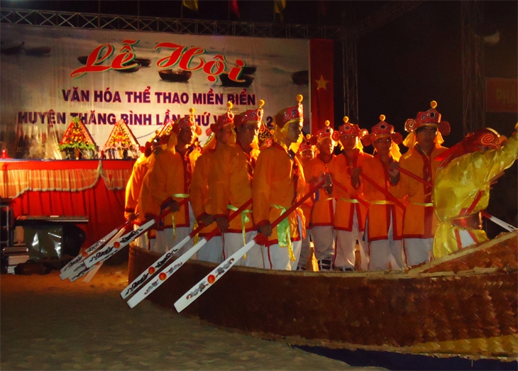 Diễn xướng hát múa bả trạo trong Lễ hội Văn hóa - Thể thao miền biển huyện Thăng Bình, tỉnh Quảng Nam. Ảnh: Lâm Đăng Khoa Diễn xướng hát múa bả trạo trong Lễ hội Văn hóa - Thể thao miền biển huyện Thăng Bình, tỉnh Quảng Nam. Ảnh: Lâm Đăng Khoa