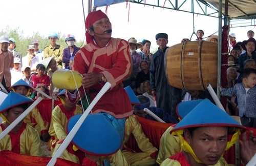 Ông tổng khoang là người hát những câu hát dí dỏm trong lúc những tay chèo “nghỉ ngơi” trên biển. Ông tổng khoang là người hát những câu hát dí dỏm trong lúc những tay chèo “nghỉ ngơi” trên biển.