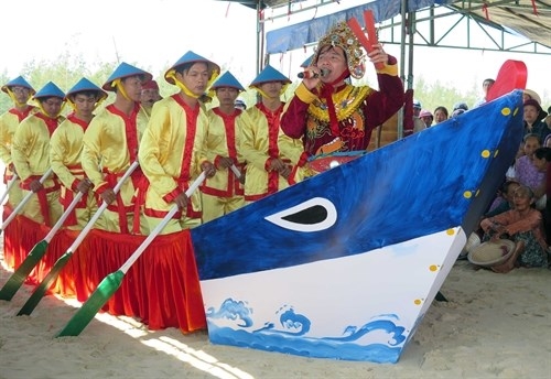 Hát Bả trạo tại lễ hội cầu ngư ở xã Tam Thanh, thành phố Tam Kỳ. Hát Bả trạo tại lễ hội cầu ngư ở xã Tam Thanh, thành phố Tam Kỳ.