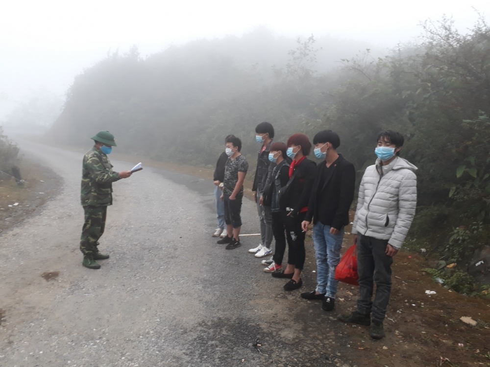 Trong 2 ngày 18 và 19.11, các chốt liên ngành phòng, chống dịch Covid-19 của Đồn Biên phòng Xín Cái và Đồn Biên phòng cửa khẩu Xín Mần phát hiện, bắt giữ và cách ly 12 công dân nhập cảnh trái phép qua địa bàn. Trong 2 ngày 18 và 19.11, các chốt liên ngành phòng, chống dịch Covid-19 của Đồn Biên phòng Xín Cái và Đồn Biên phòng cửa khẩu Xín Mần phát hiện, bắt giữ và cách ly 12 công dân nhập cảnh trái phép qua địa bàn.